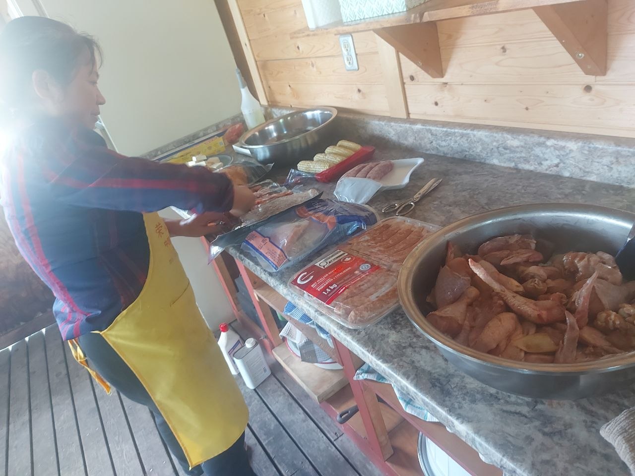  鸡腿、羊肉、虾与牛肉串同时在柴火上烤制——生命禅院加拿大社区烧烤聚会场景 ...