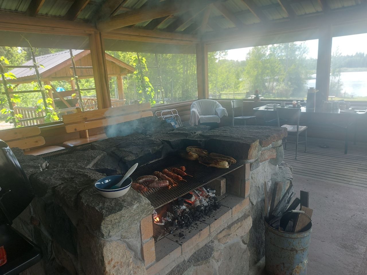  鸡腿、羊肉、虾与牛肉串同时在柴火上烤制——生命禅院加拿大社区烧烤聚会场景 ...